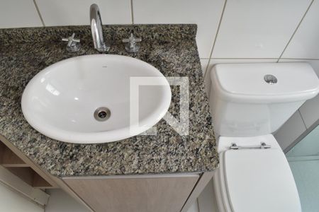 Banheiro de apartamento para alugar com 1 quarto, 34m² em Novo Mundo, Curitiba