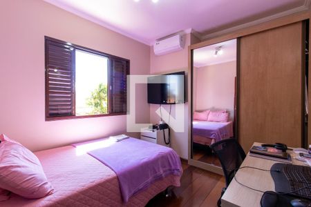 Casa à venda com 257m², 5 quartos e 4 vagas Casa à venda com 257m², 5 quartos e 4 vagasQuarto 2