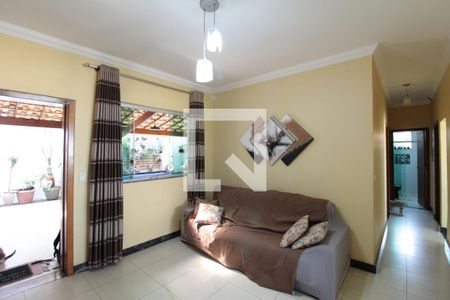 Sala de casa à venda com 3 quartos, 492m² em Santa Mônica, Belo Horizonte