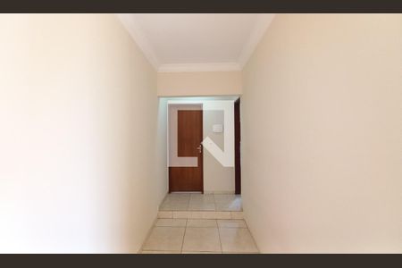 Corredor  de apartamento para alugar com 2 quartos, 60m² em Jardim Ipaussurama, Campinas