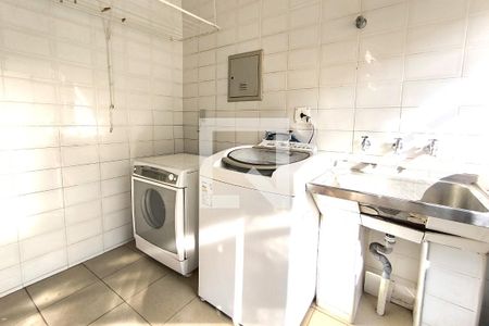 Casa de condomínio à venda com 1000m², 4 quartos e 4 vagas Casa de condomínio à venda com 1000m², 4 quartos e 4 vagasÁrea de Serviço