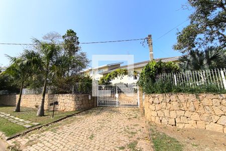 Casa de condomínio à venda com 1000m², 4 quartos e 4 vagas Casa de condomínio à venda com 1000m², 4 quartos e 4 vagasFachada