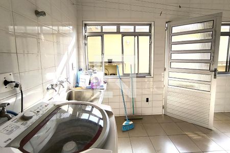 Casa de condomínio à venda com 1000m², 4 quartos e 4 vagas Casa de condomínio à venda com 1000m², 4 quartos e 4 vagasÁrea de Serviço