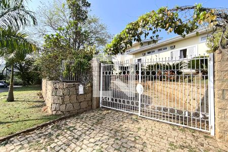 Casa de condomínio à venda com 1000m², 4 quartos e 4 vagas Casa de condomínio à venda com 1000m², 4 quartos e 4 vagasFachada