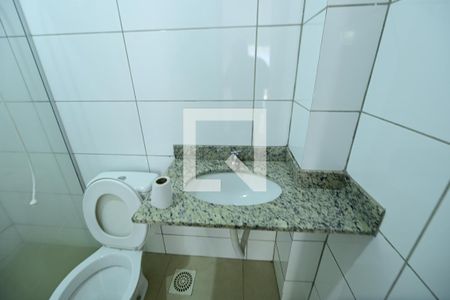 Banheiro de kitnet/studio para alugar com 1 quarto, 32m² em Vila Jardim Pompéia, Goiânia