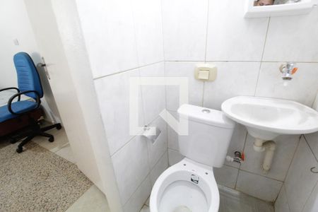 Banheiro de kitnet/studio para alugar com 1 quarto, 23m² em Jardim Karaíba, Uberlândia