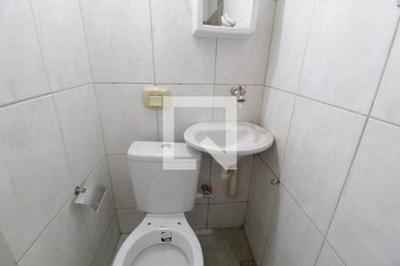 Banheiro de kitnet/studio para alugar com 1 quarto, 23m² em Jardim Karaíba, Uberlândia