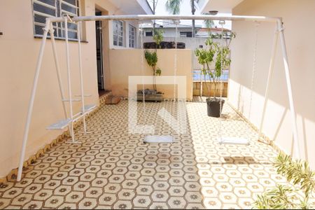 Casa à venda com 570m², 4 quartos e 6 vagas Casa à venda com 570m², 4 quartos e 6 vagasQuintal