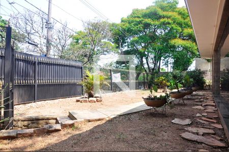 Casa à venda com 570m², 4 quartos e 6 vagas Casa à venda com 570m², 4 quartos e 6 vagasQuintal Frente