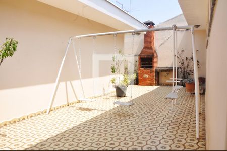 Casa à venda com 570m², 4 quartos e 6 vagas Casa à venda com 570m², 4 quartos e 6 vagasQuintal