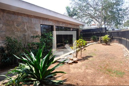 Casa à venda com 570m², 4 quartos e 6 vagas Casa à venda com 570m², 4 quartos e 6 vagasQuintal Frente