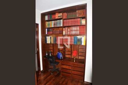 Casa à venda com 570m², 4 quartos e 6 vagas Casa à venda com 570m², 4 quartos e 6 vagasDetalhe - Quarto 03