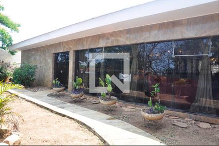 Casa à venda com 570m², 4 quartos e 6 vagas Casa à venda com 570m², 4 quartos e 6 vagasQuintal Frente