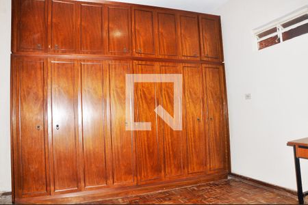 Casa à venda com 570m², 4 quartos e 6 vagas Casa à venda com 570m², 4 quartos e 6 vagasEdícula