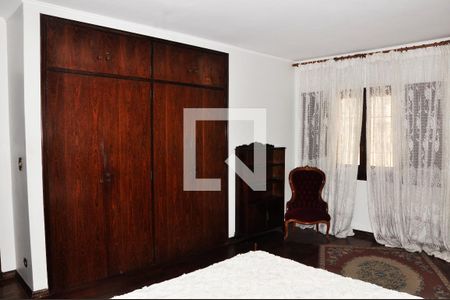 Casa à venda com 570m², 4 quartos e 6 vagas Casa à venda com 570m², 4 quartos e 6 vagasDetalhe - Quartos 01 com Suíte