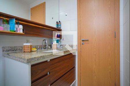 Banheiro da Suíte de apartamento para alugar com 3 quartos, 88m² em Passo da Areia, Porto Alegre