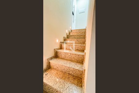 Apartamento à venda com 130m², 3 quartos e 2 vagas Apartamento à venda com 130m², 3 quartos e 2 vagasEscada