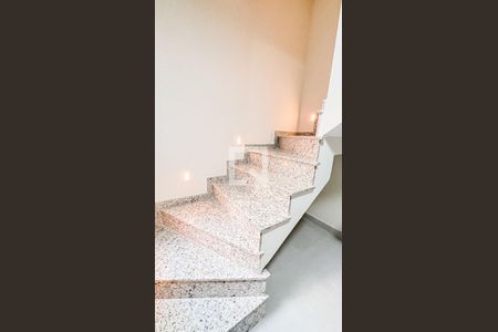 Apartamento à venda com 130m², 3 quartos e 2 vagas Apartamento à venda com 130m², 3 quartos e 2 vagasEscada