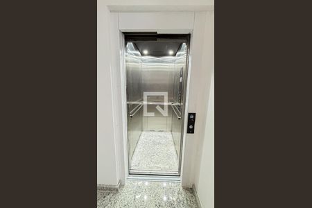 Apartamento à venda com 130m², 3 quartos e 2 vagas Apartamento à venda com 130m², 3 quartos e 2 vagasElevador