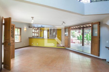 sala de casa de condomínio à venda com 3 quartos, 283m² em Casa Branca, Brumadinho