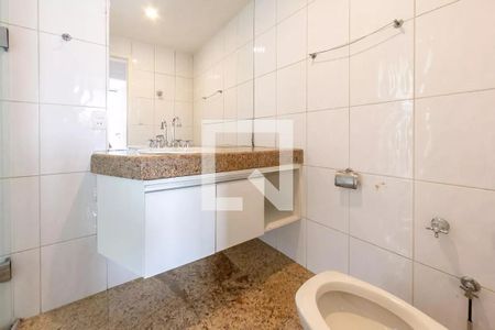 banheiro 2 de apartamento à venda com 4 quartos, 180m² em Santa Lúcia, Belo Horizonte