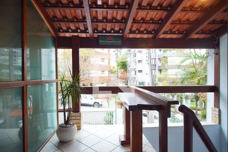 Sala - Vista de casa à venda com 7 quartos, 360m² em Bela Vista, Porto Alegre