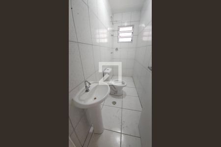 Banheiro de casa de condomínio para alugar com 1 quarto, 35m² em Parque Guarani, São Paulo