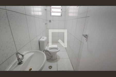 Banheiro de casa de condomínio para alugar com 1 quarto, 35m² em Parque Guarani, São Paulo