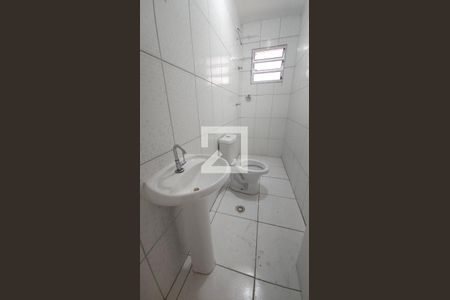 Banheiro de casa de condomínio para alugar com 1 quarto, 35m² em Parque Guarani, São Paulo