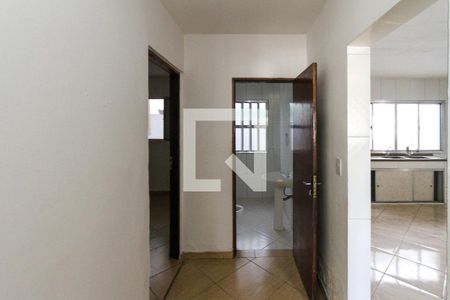 Corredor de casa para alugar com 2 quartos, 140m² em Vila Ema, São Paulo