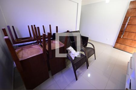 Sala de casa de condomínio para alugar com 3 quartos, 140m² em Residencial Petrópolis, Goiânia