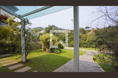 Sala - Vista de casa de condomínio para alugar com 5 quartos, 336m² em Cacupé, Florianópolis