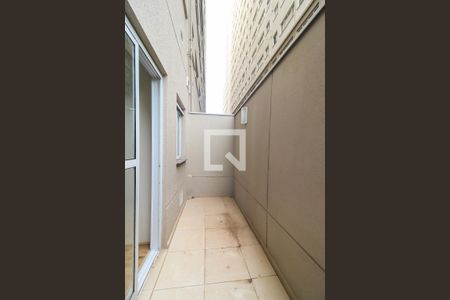 Quintal e placa de kitnet/studio para alugar com 1 quarto, 27m² em Conjunto Residencial José Bonifácio, São Paulo