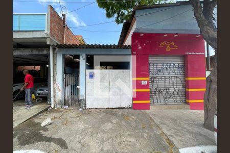 Casa à venda com 260m², 4 quartos e 4 vagas Casa à venda com 260m², 4 quartos e 4 vagasFachada + Placa