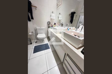 Apartamento à venda com 220m², 4 quartos e 4 vagas Apartamento à venda com 220m², 4 quartos e 4 vagasBanheiro da suíte master