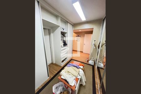 Apartamento à venda com 220m², 4 quartos e 4 vagas Apartamento à venda com 220m², 4 quartos e 4 vagasCloset com banheiro