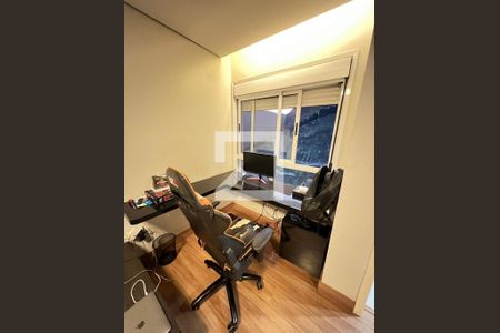 Apartamento à venda com 220m², 4 quartos e 4 vagas Apartamento à venda com 220m², 4 quartos e 4 vagasMesa de escritório