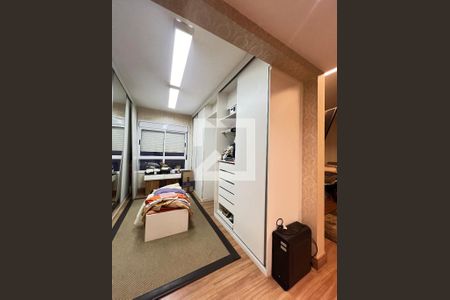Apartamento à venda com 220m², 4 quartos e 4 vagas Apartamento à venda com 220m², 4 quartos e 4 vagasCloset com banheiro