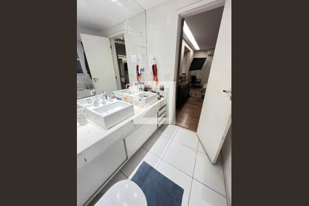 Apartamento à venda com 220m², 4 quartos e 4 vagas Apartamento à venda com 220m², 4 quartos e 4 vagasBanheiro da suíte master