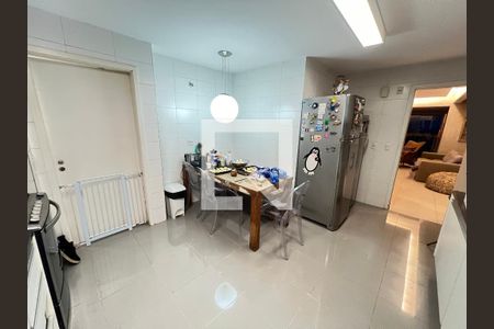 Apartamento à venda com 220m², 4 quartos e 4 vagas Apartamento à venda com 220m², 4 quartos e 4 vagasCozinha