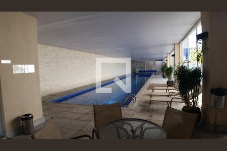 Apartamento à venda com 220m², 4 quartos e 4 vagas Apartamento à venda com 220m², 4 quartos e 4 vagasÁrea comum - Piscina coberta