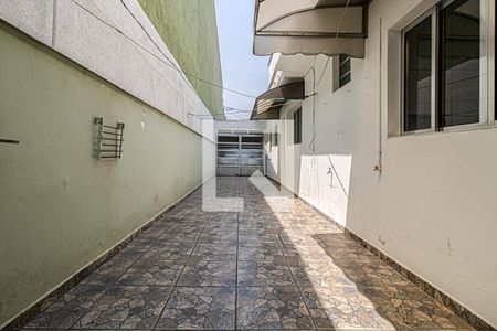Casa à venda com 120m², 2 quartos e 2 vagas Casa à venda com 120m², 2 quartos e 2 vagascorredor lateral ligando a garagem_1