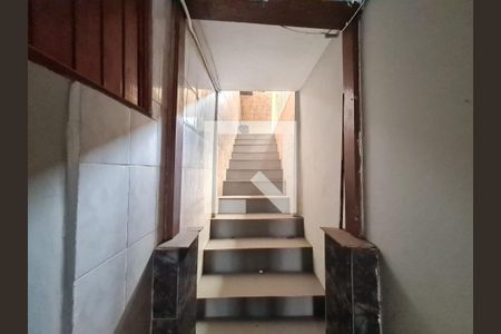 Casa à venda com 150m², 4 quartos e 1 vaga Casa à venda com 150m², 4 quartos e 1 vagaCorredor acesso a garagem