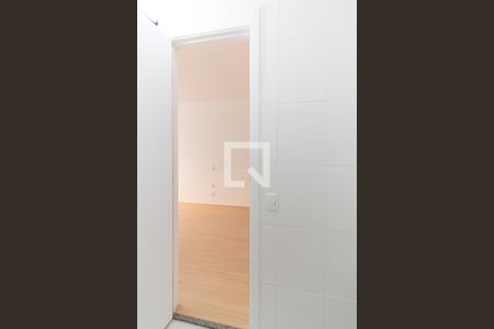 Banheiro de apartamento para alugar com 1 quarto, 27m² em Conjunto Residencial José Bonifácio, São Paulo