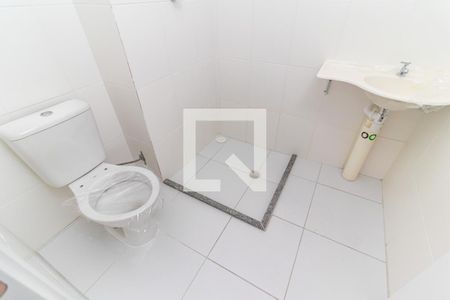 Banheiro de apartamento para alugar com 1 quarto, 27m² em Conjunto Residencial José Bonifácio, São Paulo