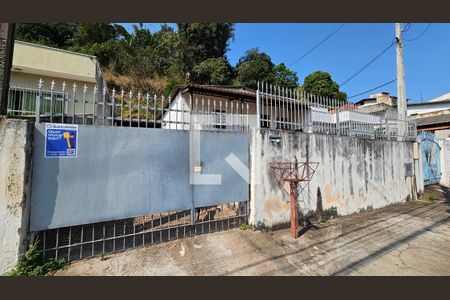 Casa à venda com 349m², 3 quartos e 5 vagas Casa à venda com 349m², 3 quartos e 5 vagasFachada