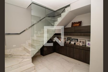 Apartamento para alugar com 256m², 3 quartos e 3 vagas Apartamento para alugar com 256m², 3 quartos e 3 vagasEscada