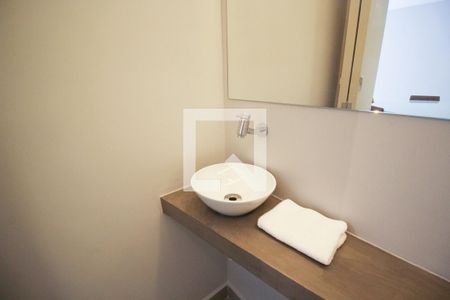 Lavabo de apartamento para alugar com 3 quartos, 140m² em Itaim Bibi, São Paulo