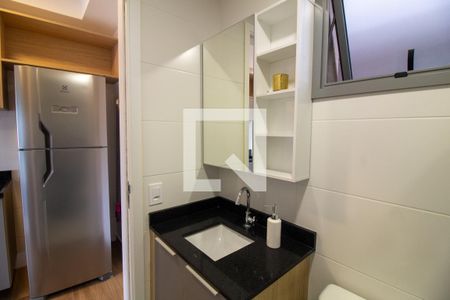 Banheiro de kitnet/studio para alugar com 1 quarto, 25m² em Jardim das Acácias, São Paulo