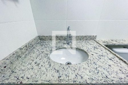 Banheiro de kitnet/studio para alugar com 1 quarto, 25m² em Pinheiros, São Paulo